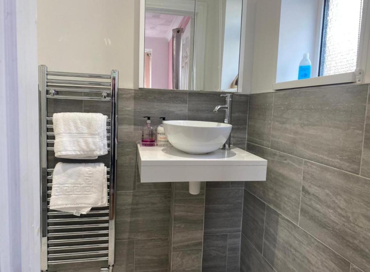 The Lily Pad Near Poole Dorset Self Contained Private Entrance And Free Parking Hotel Corfe Mullen Luaran gambar