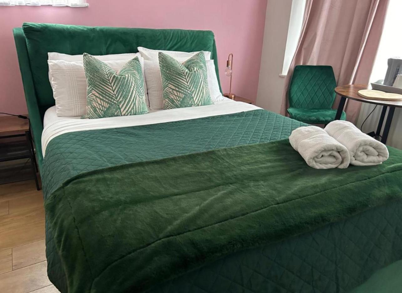 The Lily Pad Near Poole Dorset Self Contained Private Entrance And Free Parking Hotel Corfe Mullen Luaran gambar